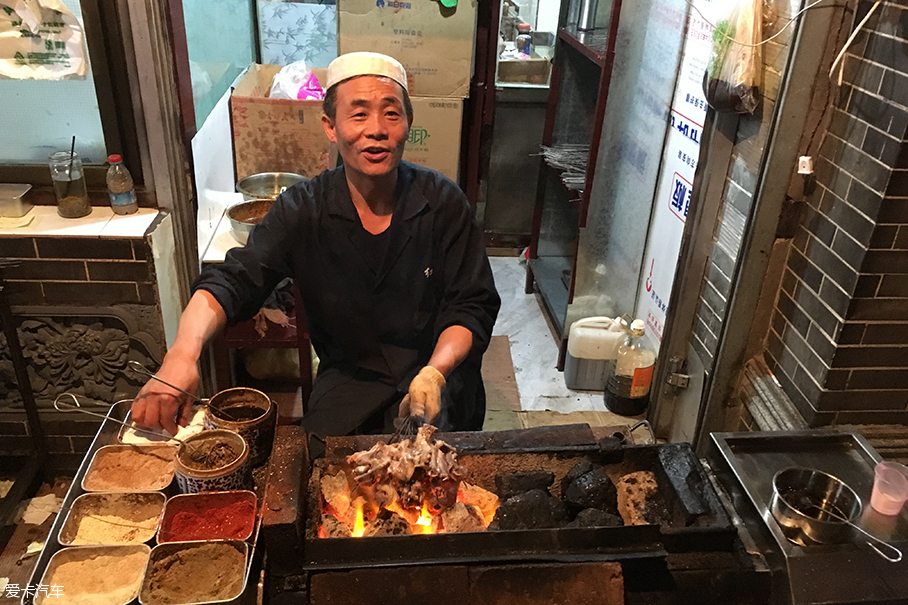 AI最新版本探索之旅，巷弄深處的美食秘境揭秘