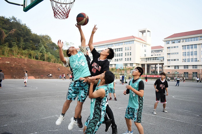 學(xué)校籃球比賽熱血開戰(zhàn)，青春激情飛揚賽場 —— 籃球比賽新聞回顧