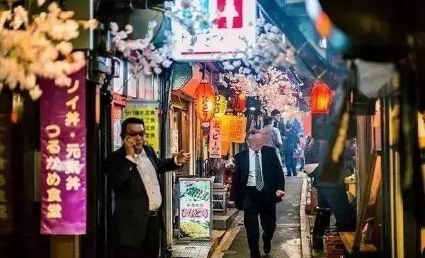 小巷深處的獨(dú)特小店，最新新聞作文探索